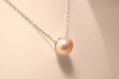 Retiazka- celebritka- ružová riečna perla- rhódiované striebro