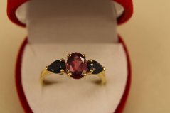 Prsteň s rodolitom a zafírmi - žlté zlato - 14K