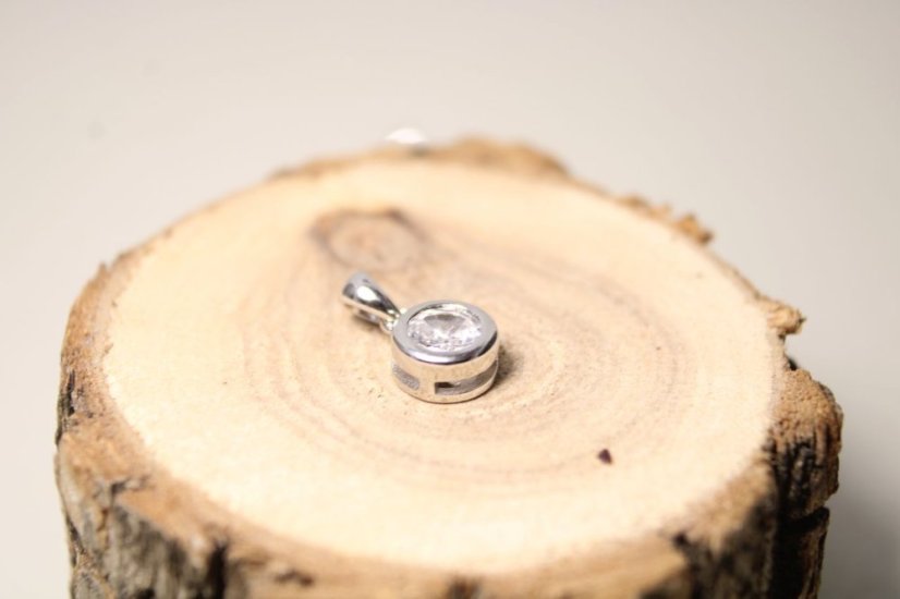 Minimalistický strieborný prívesok s čírym zirkónom, rhodium, 1,09 g, 925/1000