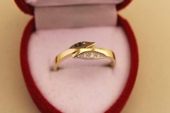 Prsteň- motív lístkov- biele a čierne diamanaty- kombinované zlato- 14 karátov