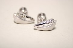 Strieborné ovalné naušnice s čírymi zirkónmi, rhodium, šrúbky, 1,38g, 925/1000