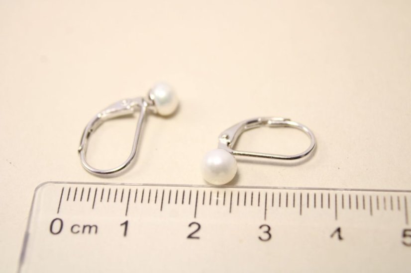Strieborné naušnice so sladkovodnou perlou, klasické zapínanie, rhodium, 1,12 g, 925/1000