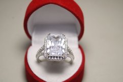 Prsteň-číry kameň-číre zirkóny-rhodium-striebro