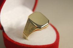 Klasický pánsky zlatý prsteň hladký povrch, gravírované ramená, žlté zlato, veľkosť 62, 5,74g, 14K, 585/1000
