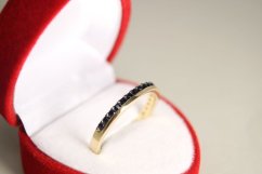 Minimalistický prsteň s čiernymi zirkónmi zo žltého zlata, veľkosť 55, 2,35 g, 14 karátov 585/1000