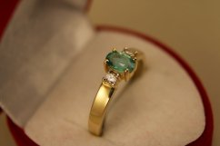 Zlatý prsteň so smaragdom 0,40 ct, diamanty 0,08ct H SI2, veľkosť 54 2,35g 14k 585/1000