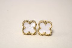 Oceľové pozlátené náušnice ďatelinka s perleťou, puzetky, 1,54 g, 316/L