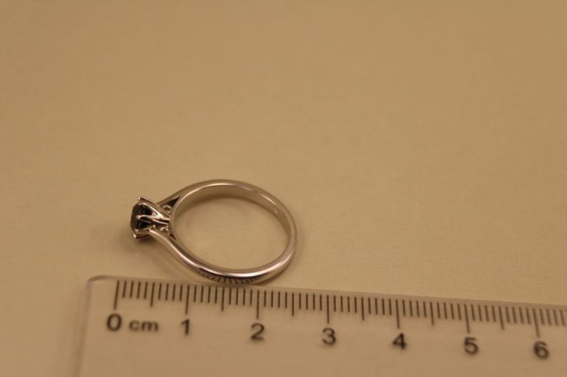 Prsteň- čierny diamant- 0,60ct- biele zlato- 14 karátov