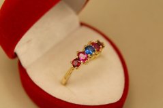 Zlatý prsteň, žlté zlato, farebné zirkóny (cyklámenové a modrý), veľkosť 54, 2,50g 14k 585/1000
