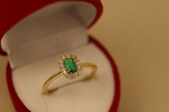 Prsteň zelený kameň- číre zirkóny- žlté zlato- 14K