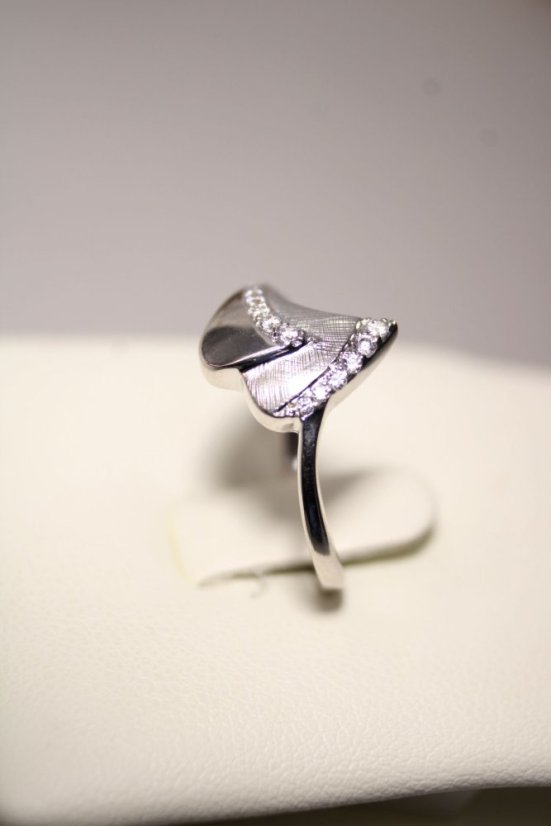 Elegantný strieborný prsteň s čírymi zirkónmi, rhódium, veľkosť 52, 2,26g, 925/1000 - Materiál: Rhodiované striebro, Druh kameňa: ZIRKÓN, Farba kameňa: Číry, Veľkosť prsteňa: 52, Váha (g): 2,26, Rýdzosť: STRIEBRO 925/1000
