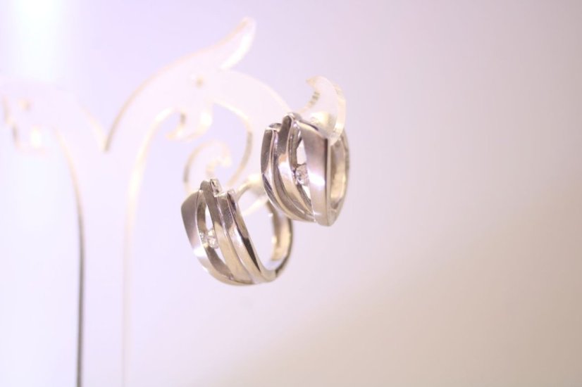 Pôvabné kruhové náušnice z bieleho zlata s čírymi zirkónmi, zacvakávacie, 3,83 g, 14 karátov 585/1000