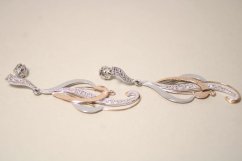 Náušnice- tvar vĺn- číre zirkóny- šrúbky- viacfarebné zlato- 14 karátov