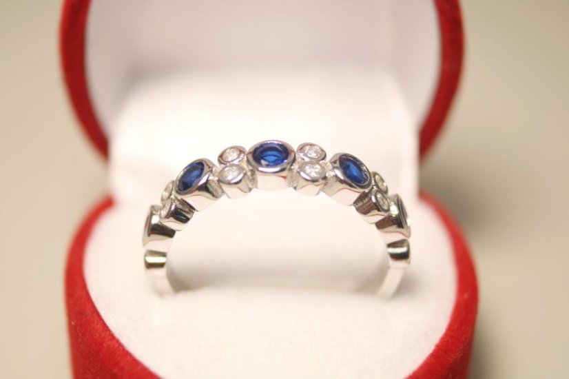 Strieborný prstienok s čírymi a modrými zirkónmi, rhodium, veľkosť 58, 3,13 g , 925/1000