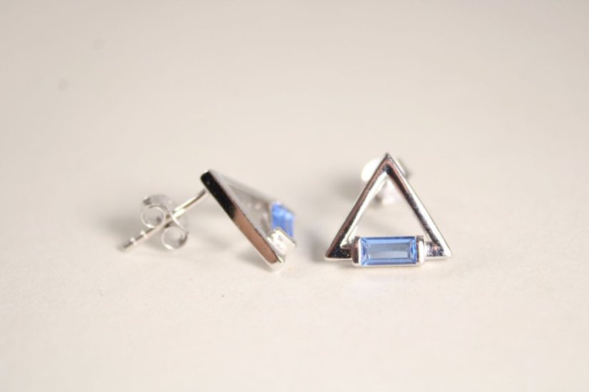 Strieborné trojuholníkové náušnice s modrým kameňom, rhodium, puzetové zapínanie, 1,72 g, 925/1000
