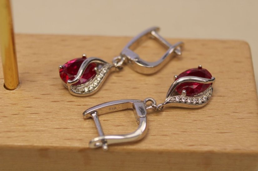 Náušnice- tvar slzy-červený kameň-číre zirkóny-francúzsky patent- rhodium-striebro