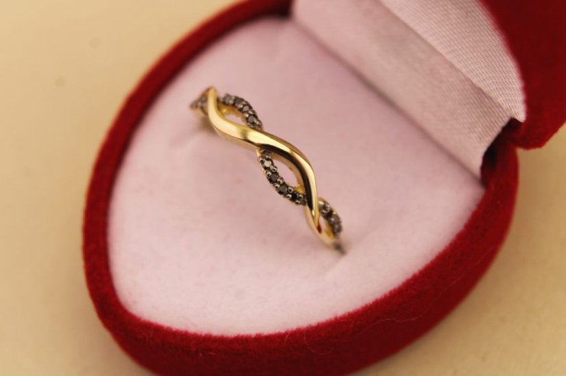 Prsteň- pletený vzor- čierne diamanty- žlté zlato- 14 karátov