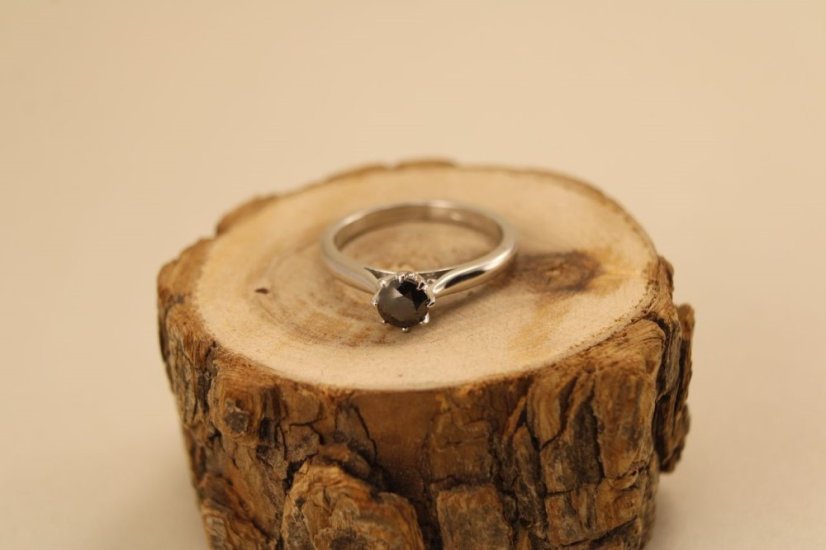 Prsteň- čierny diamant- 0,60ct- biele zlato- 14 karátov