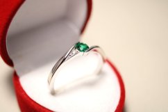 Prsteň-v tvare vlnky-zelený kameň-číre zirkóny-rhodium-striebro