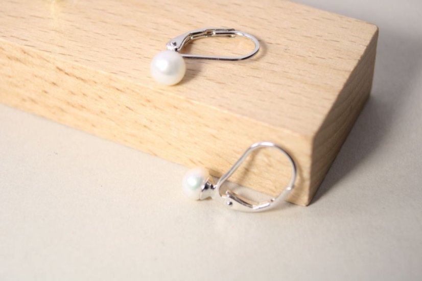 Strieborné naušnice so sladkovodnou perlou, klasické zapínanie, rhodium, 1,12 g, 925/1000