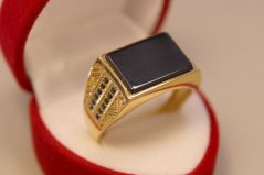 Zlatý prsteň s ónyxom a čiernymi zirkónmi, žlté zlato, veľkosť 65, 7,86g, 14 karátov, 585/1000