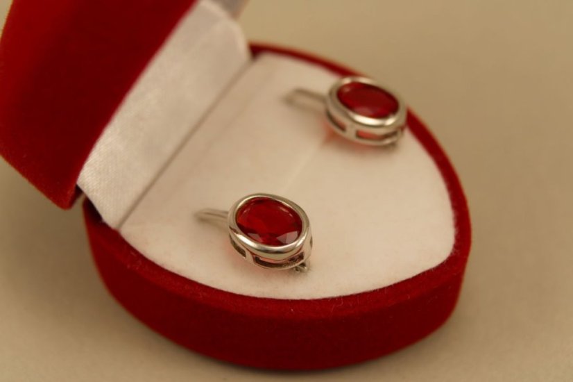 Náušnice- červený zirkón-klasické zapínanie- striebro