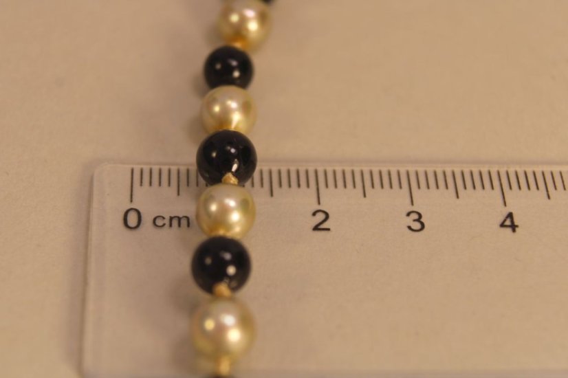Perlový náramok z prírodných čiernych a zlatých perál so strieborným zapínaním, 18 cm, 8,38 g, 925/1000 - Druh kameňa: PERLA KULTIVOVANÁ, Farba kameňa: Čierno - zlatý, Dĺžka náramku (cm): 18, Váha (g): 8,38, Rýdzosť: STRIEBRO 925/1000