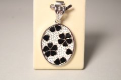 Strieborný prívesok ovál s kvetmi , čierny smalt a číre zirkóny, rhodium, 4,57 g, 925/1000