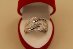 Prsteň- vlnitý vzor- číre zirkóny- rhódiované striebro