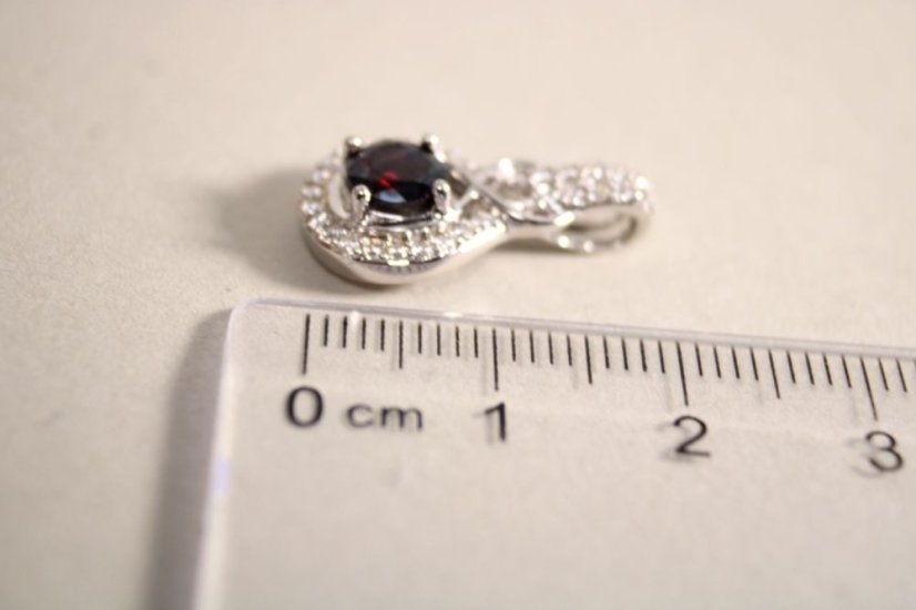 Prívesok - červený granát- číre zirkóny-striebro