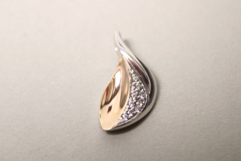 Kombinovaný strieborný prívesok daždová kvapka s kamienkami zirkónu, rhodium, 1,48 g, 925/1000 - Materiál: Pozlátené striebro, Druh kameňa: ZIRKÓN, Farba kameňa: Číry, Váha (g): 1,48, Rýdzosť: STRIEBRO 925/1000
