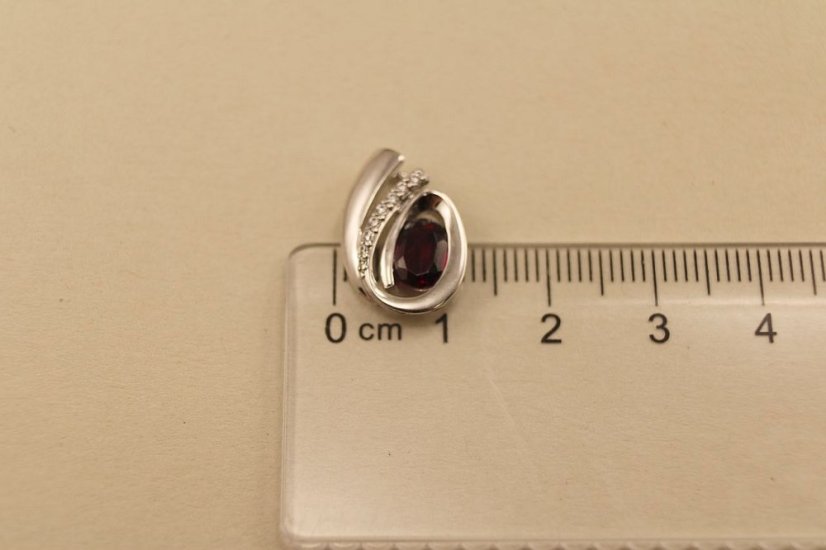 Prívesok -červený granát- číre zirkóny-rhodium-striebro