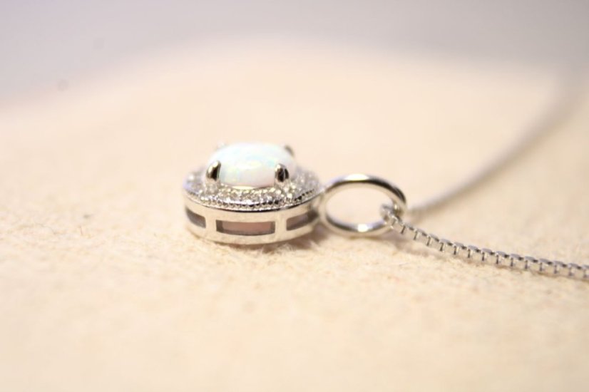 Náhrdelník- syntetický opál- zirkóny- rhódiované striebro