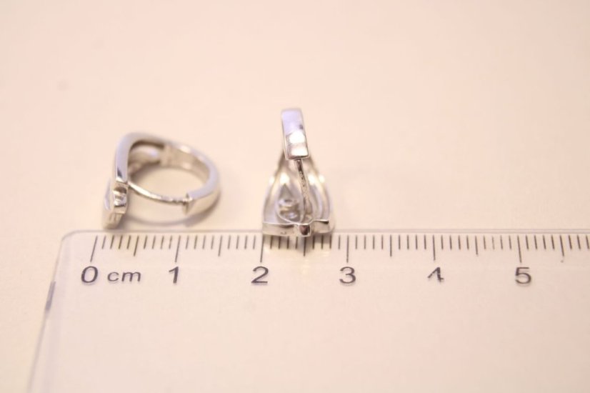 Pôvabné kruhové náušnice z bieleho zlata s čírymi zirkónmi, zacvakávacie, 3,83 g, 14 karátov 585/1000