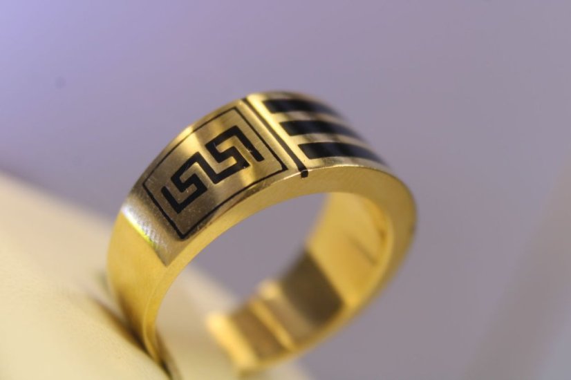Zlatý obručový prsteň žlté zlato, čierny karbón, veľkosť 62, 7,08 g, 14 karátov, 585/1000