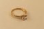 Prsteň- číry zirkón v korunke- viacfarebné zlato