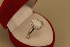 Prsteň -syntetický biely opál-číre zirkóny-rhodium-striebro