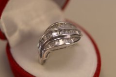 Zlatý prsteň biele zlato trojrad čírych zirkónov, veľkosť 51 3,71 g ,14k, 585/1000