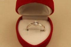 Prsteň- zirkón v korunke- biele zlato- 14 karátov