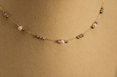 Celebritka - biele perličky - gravírované guličky - kombinované zlato - 14K