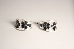 Strieborné náušnice s motívom kvety, čierny smalt a číre zirkóny, rhodium, francúzske zapínanie, 4,82 g, 925/1000
