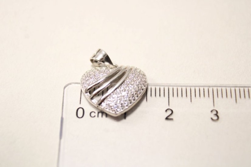 Prívesok srdiečko z rhodiovaného striebra s čírymi zirkónmi, 1,56 g, 925/1000 - Materiál: Rhodiované striebro, Druh kameňa: ZIRKÓN, Farba kameňa: Číry, Váha (g): 1,56, Rýdzosť: STRIEBRO 925/1000