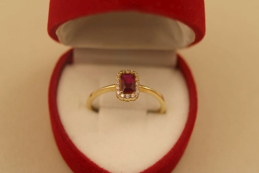 Prsteň- červený kameň- číre zirkóny- žlté zlato- 14 karátov