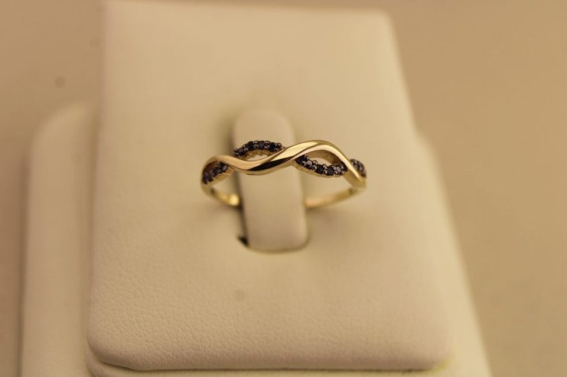 Prsteň- pletený vzor- čierne diamanty- žlté zlato- 14 karátov