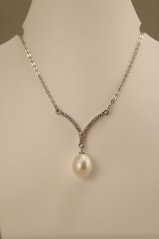 Náhrdelník - biela perla - číre zirkóny - rhodium - striebro