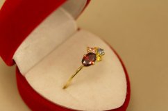Zlatý prsteň, žlté zlato, farebné zirkóny (červený, žltý, rúžový a modrý), veľkosť 52, 1,41 g 14k 585/1000