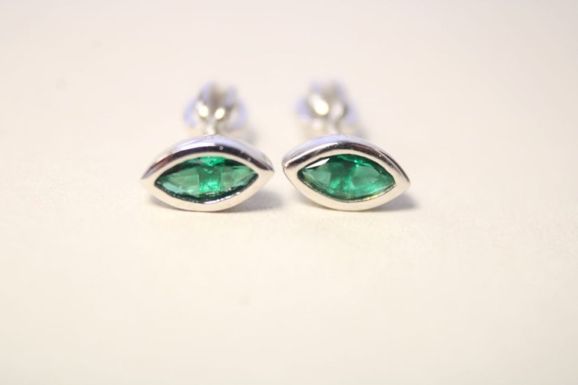 Moderné náušnice so zeleným zirkónom, rhodium, šrúbky, 1,11 g, 925/1000