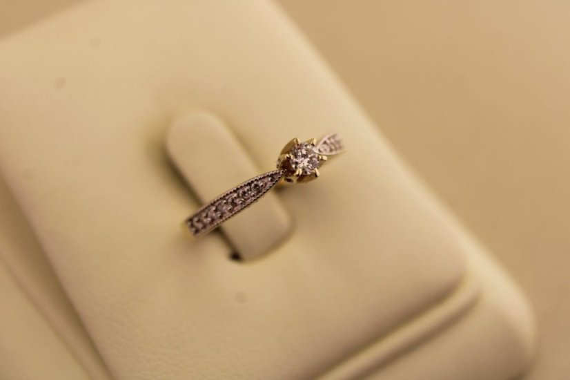 Prsteň- diamant- 0,15 ct- H/Si2- kombinované zlato- 14 karátov