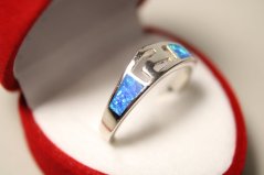 Prsteň-vyrezávaný vzor-modrý opál-rhodium-striebro