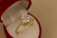 Prsteň- veľky centrálny kameň- číre zirkóny- pozlátené striebro